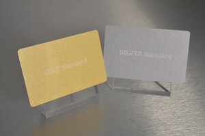 Plastikkarten in silber oder gold